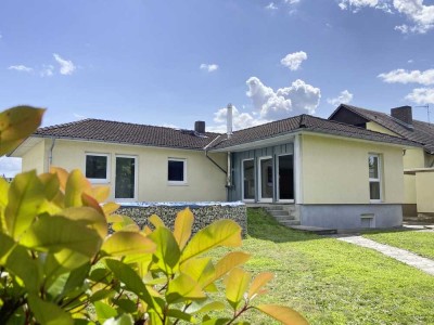 Einfach einziehen: Winkelbungalow mit großem, sonnigen Garten, Pool, Terrasse und Freisitz