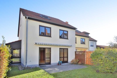Wohlfühloase für die Familie: Helles Haus mit traumhaftem Garten und sonniger Terrasse