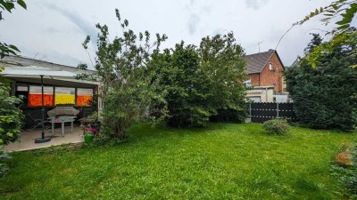 Einfamilienhaus mit großem Ausbaupotenzial, Garten, Doppelgarage und vier Außenstellplätzen