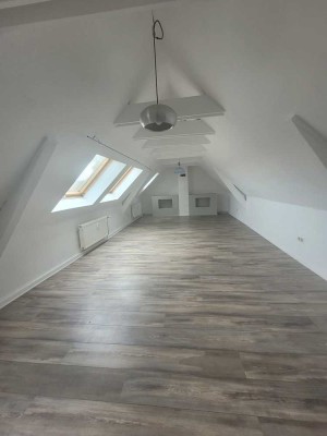 Helle Dachgeschosswohnung in zentraler Lage.