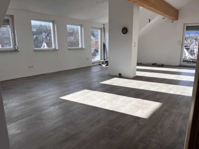 Schöne 3-Zimmer-Dachgeschosswohnung mit Balkon und EBK in Neuffen