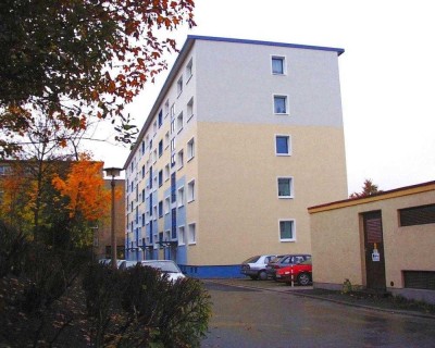 Zentrale 2 Raumwohnung mit Balkon und Badewanne