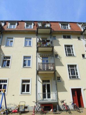 Wird noch frisch renoviert! Freundliche 3-Zimmer-Wohnung mit kleinem Balkon & neuem Laminatboden