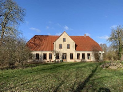 beeindruckendes Gutshaus in Ostseenähe