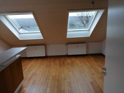 Gepflegte 2-Zimmer-Dachgeschosswohnung mit EBK in Wiesbaden-Breckenheim
