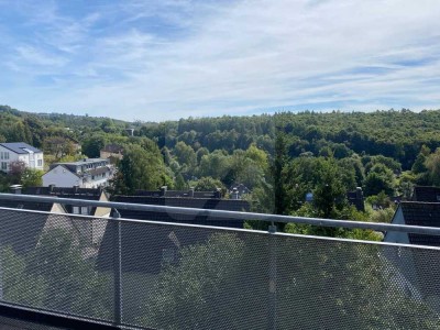 Zentral wohnen, Balkon genießen: 2 Zimmer mit grünem Weitblick in Lüdenscheid