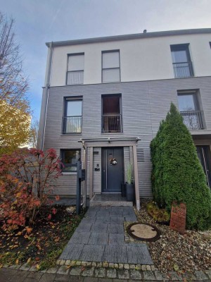 Moderne Doppelhaushälfte mit Pool, PV-Anlage & Carport – Niedrigenergiehaus in Holzständerbauweise