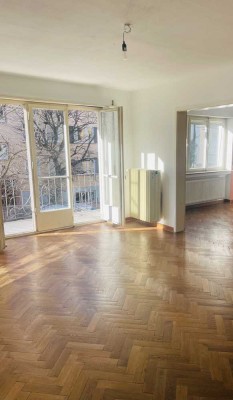 Altbau-Charme! Große, lichtdurchflutete 3 Zimmer  Wohnung mit zwei Balkonen im schönen Lehenviertel