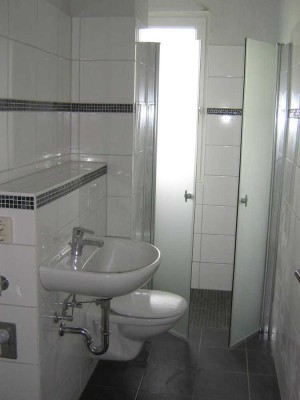 Altersgerecht Wohnen mit ebenerdiger Dusche und Balkon!