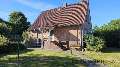 Im Dornröschenschlaf: Charmantes Familienhaus mit großem Naturgarten