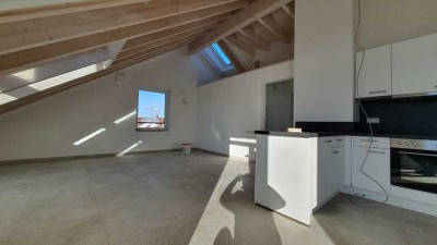 2 Zi. DG TOP-Absolute Ruhe, viel Licht, Bahnhofsnähe