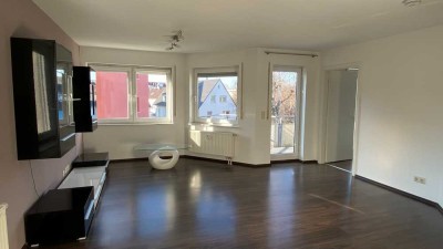 Urbanes Wohnen in Ditzingen: Attraktive, sofort beziehbare 2 Zi.-Wohnung mit Balkon, TG und Aufzug!