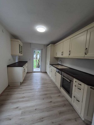 Einfamilienhaus mit großem Garten, Garage und Einbauküche