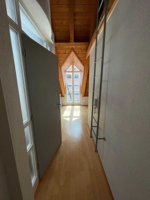 Wunderschöne Stadthauswohnung 2 Zimmer mit Küche, Empore und Garage. Tageslichbad Badewanne