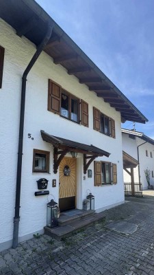 Traumhafte Doppelhaushälfte mit Garten, Doppelgarage und Carport zu verkaufen.