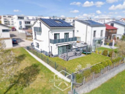 Familienparadies mit Garten: Modernes Einfamilienhaus mit Platz auf vier Etagen