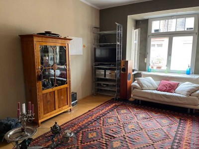 gepflegte 3-Zimmer-Wohnung mit 2 Balkonen in gepflegtem  Altbau.