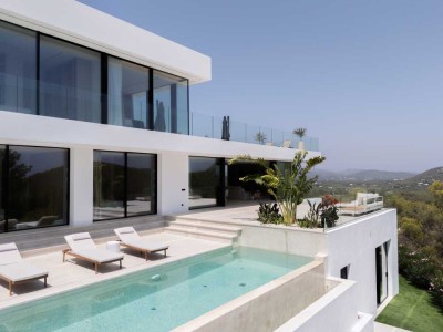 Exquisite brandneue Luxusvilla mit 6 Schlafzimmern, Infinity-Pool und Meerblick in Roca Llisa