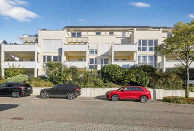 Seltene Gelegenheit! - Seniorenfreundliche 4-Zimmer-Wohnung mit 2 Balkonen, TG-Stellplatz, Aufzug!