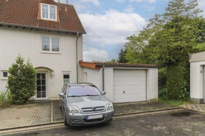 Vermietetes Einfamilienhaus mit Garten, 2 Freistellplätzen und Garage in Homburg