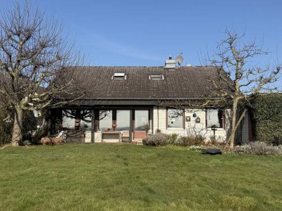 Freistehend und geräumig, mit großem Garten und Garage - Platz für die ganze Familie