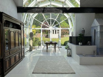 Wohnen am Waldrand in Siedelsbrunn: Großzügiges Haus mit direktem Waldzugang, Spa und Wintergarten