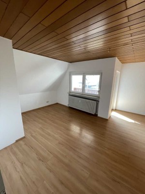Helle 3-Zimmer Dachgeschosswohnung mit Balkon in Hösbach