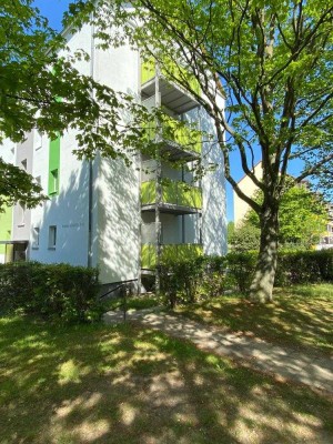 Neu Saniert, Balkon & Stellplatz - Ihre neue Zweiraumwohnung in City Nähe wartet auf Sie!