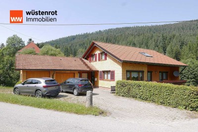 Gepflegtes Wohnhaus in Alleinlage mit viel Wohnfläche, zwei Garagen und großem Garten.