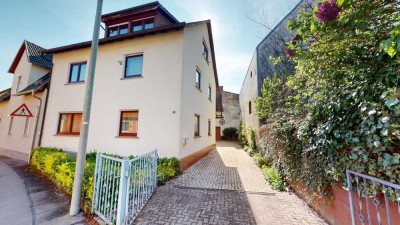 Toll aufgeteilte Doppelhaushälfte mit Traumterrasse.
Lassen Sie sich begeistern.
