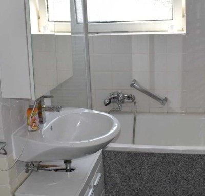 Moderne 80 m²  Balkonwohnung . Tageslichtbad. Grünblick.  Stellplatz . Bushaltestelle