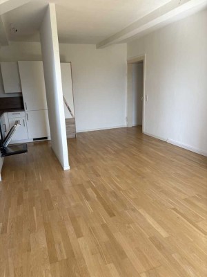 Modernisierte Wohnung mit zwei Zimmern und EBK in Weilheim