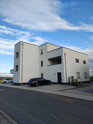Moderne Wohnung im Effizienzhaus mit Fußbodenheizung, dezentraler Lüftungsanlage und Balkon.