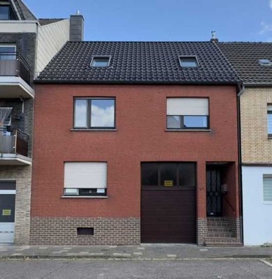Neuwertiges Ein- bis Zweifamilienhaus mit zwei Einbauküchen und Garage in Düren