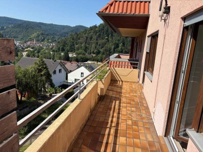 Moderne 2-Zimmer-Wohnung mit schönem Ausblick und toller Einbauküche in Gernsbach