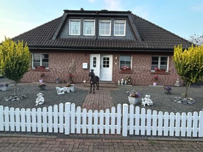 Freistehendes Einfamilienhaus mit Einliegerwohnung und PKW Garage sowie weiteren Stellplatz