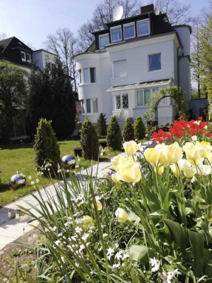 Renoviertes Bauhausstil-Haus mit Garten, Wintergarten & Top-Lage