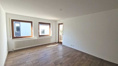 1769 – Direkt einziehen oder vermieten! Stylische 2-Zi-WHG mit EBK, sonnigem Balkon, TG u. Stellpl.!