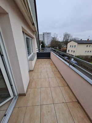 Geschmackvolle, sanierte 3-Raum-Dachgeschosswohnung mit Balkon und EBK in Bietigheim-Bissingen