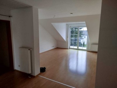 Geschmackvolle, gepflegte 3-Raum-Dachgeschosswohnung mit EBK in Wettstetten