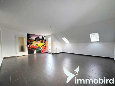 *Dachgeschosswohnung mit modernisiertem Badezimmer & WC, Einbauküche und Loggia*