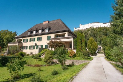 Lichtdurchströmte 4-Zimmer-Wohnung mit Garten und Festungsblick