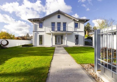 Schöne Villa mit zwei Wohneinheiten und traumhaftem Garten