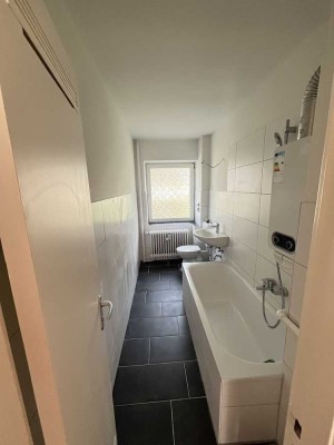 Sanierung demnächst abgeschlossen - Kleine 3,5-Zimmer-Wohnung im Erdgeschoss mit neuem Bad!