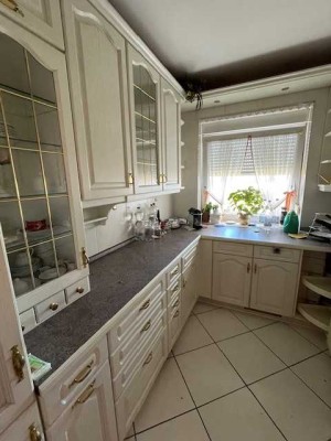 Provisionsfrei **TOP Gelegenheit** teilrenovierte, helle 4 ZKB, Balkon, 2 Bäder, Einbauküche, Garage