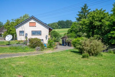 Freistehendes 3-Parteienhaus mit Nebengebäuden (Stallungen, Remisen), 2. Bauparzelle + Weideland