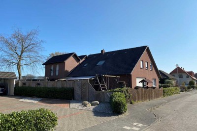 Teilmodernisiertes, großzügiges Wohnhaus mit 2 Wohneinheiten, Keller und Garagen