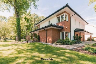 2-Familienhaus mit Carport