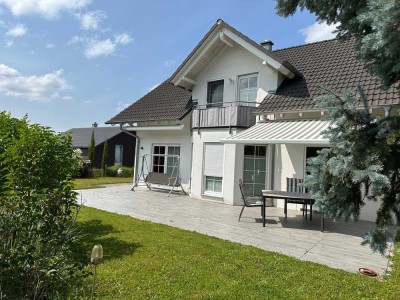 Sonniges Wohnglück mit Weitblick: Stilvolles freistehendes EFH mit Garagen - Ruhe inklusive!