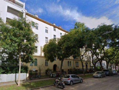 2 ZIMMER-Altbau + ruhiger Balkon + extra Küche möbliert + neuwertiges Bad mit Dusche / WC / Fenster!